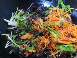 14、鱼香肉丝,放葱姜丝炒出香味,放木耳丝文火炒匀。