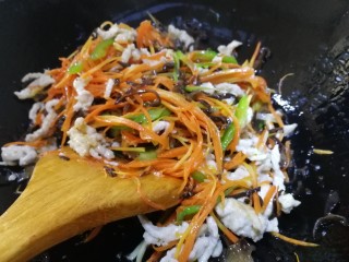 16、鱼香肉丝,加剁椒酱文火翻炒入味。