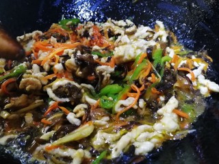 17、鱼香肉丝,沿锅边一圈淋上料汁,文火翻炒,把料汁收浓稠即可。