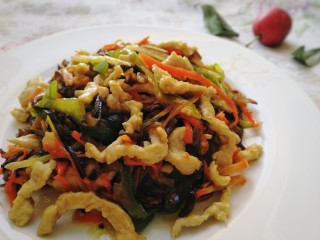 18、鱼香肉丝,盛盘。肉嫩汁浓,咸鲜微辣酸甜,鱼香味浓郁。