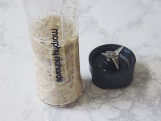 5、【燕麦香蕉Pancake】(素食低脂版),榨汁机中加入所有食材后，倒入上一步的香蕉泥。