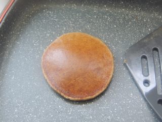 10、【燕麦香蕉Pancake】(素食低脂版),翻面的时候铲子要快一点，基本把整个面饼铲到再迅速翻面。翻面后再小火加热1到2分钟到面饼熟了就做好啦