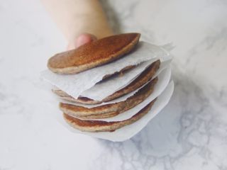 12、【燕麦香蕉Pancake】(素食低脂版),(2) 可以一次多做几份，冷却后用烘焙纸把它们一个个隔开，再放到保鲜袋里冷冻保存，下次要吃的时候拿出几片室温解冻或微波炉加热一下就可以直接吃啦！！