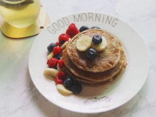 14、【燕麦香蕉Pancake】(素食低脂版),我加了蓝莓树莓和香蕉