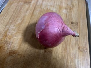 1、青椒炒洋葱,准备一个洋葱