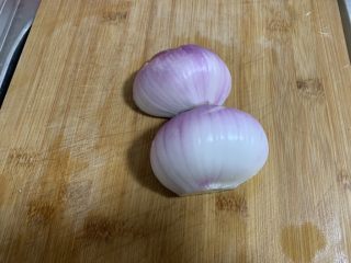 2、青椒炒洋葱,剥去外面一层皮洗净