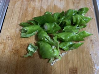 5、青椒炒洋葱,也切小块