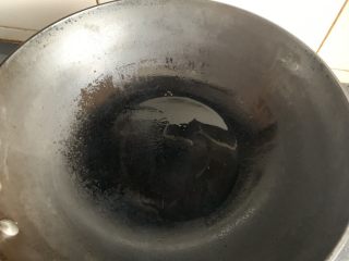 7、青椒炒洋葱,热锅倒油