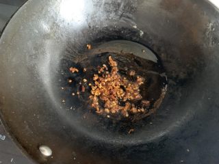 8、青椒炒洋葱,干辣椒下锅,炒出辣香味