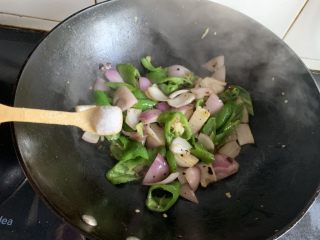 11、青椒炒洋葱,加入适量食盐,炒至酥软