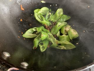 9、青椒炒洋葱,倒入青椒