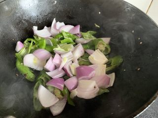 10、青椒炒洋葱,倒进洋葱一起翻炒