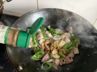 13、青椒炒洋葱,少许椒盐粉,继续翻炒