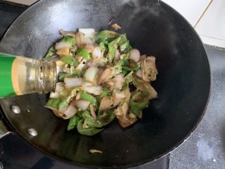 14、青椒炒洋葱,一点点耗油提鲜