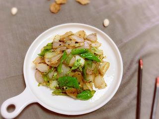 16、青椒炒洋葱,洋葱特别香,干辣椒有点炒焦了,影响拍照美观了????