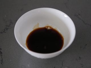 6、糖醋包菜,碗里放酱油、香醋