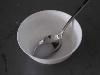 9、糖醋包菜,另取一个碗，倒入淀粉和水拌匀待用