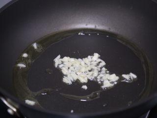 10、糖醋包菜,锅里烧热油，爆香蒜末