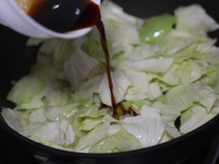 12、糖醋包菜,倒入糖醋汁