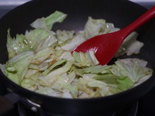 13、糖醋包菜,翻炒均匀