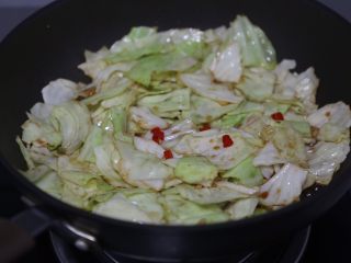 14、糖醋包菜,加入小米辣