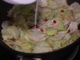 15、糖醋包菜,再倒入水淀粉