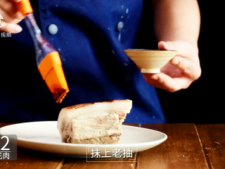 5、四川烧白，宴席压轴菜的家常做法,肉皮上刷老抽上色