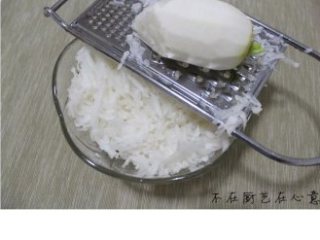 1、素鹅,白萝卜洗净去皮，用擦丝器擦成丝；