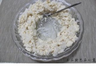 5、素鹅,取一敞口容器，在中间倒扣一只碗，把素鹅馅料放入，等待冷却并沥去多余水分；