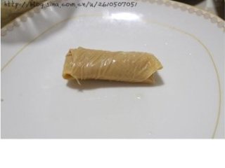 8、素鹅,用豆皮将馅包成信封状；