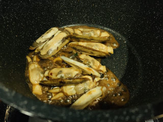 1、辣炒蛏子,这是要出锅的辣炒蛏子,具体炒的过程如下: