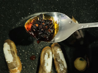 9、辣炒蛏子,加老干妈,炒香;