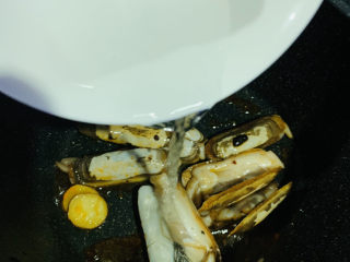 10、辣炒蛏子,加点水;