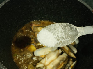 12、辣炒蛏子,加盐;