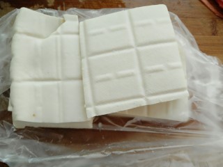 3、香菇焖豆腐,准备豆腐