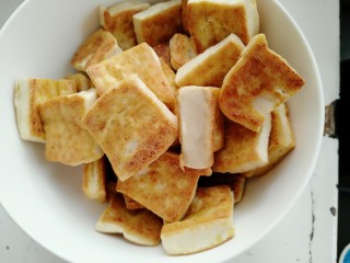 10、香菇焖豆腐,剩下的豆腐都煎好盛出