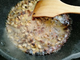 14、香菇焖豆腐,放入盐,胡椒粉,生抽,老抽,耗油