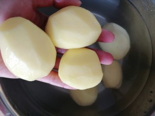 1、香酥小土豆,小土豆去皮洗净。