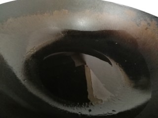 7、香酥小土豆,热锅倒入适量的油。