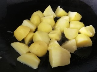 8、香酥小土豆,油热放入蒸好的小土豆，文火煎2分钟，中途不要翻动。