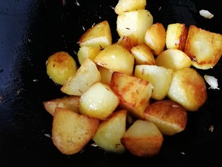 12、香酥小土豆,小火和土豆炒匀。