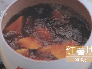 14、红薯的3+1种有爱吃法「厨娘物语」,加入200g红薯块小火煮熟。