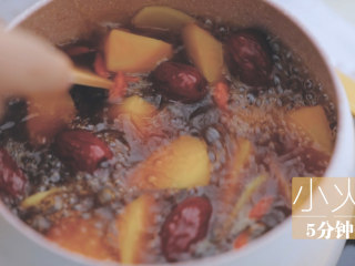 15、红薯的3+1种有爱吃法「厨娘物语」,放入5片姜、6颗红枣、12颗枸杞小火煮5分钟。