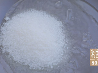 21、红薯的3+1种有爱吃法「厨娘物语」,重启一锅，倒入5ml食用油、80ml清水、80g糖开火加热。