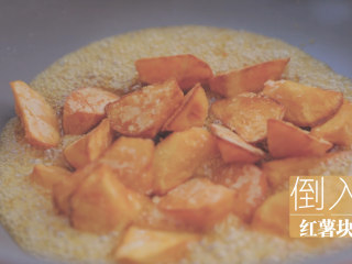 22、红薯的3+1种有爱吃法「厨娘物语」,将糖熬到变成琥珀色的糖浆，倒入红薯块翻炒，将糖浆均匀的裹在红薯块上就好了。