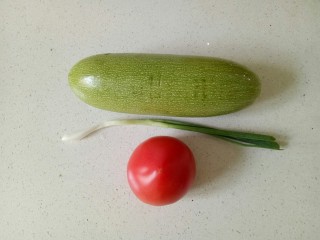1、番茄炒西葫芦,准备好食材