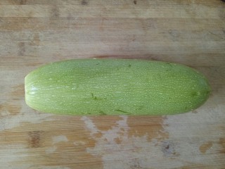 2、番茄炒西葫芦,西葫芦去掉两头清洗干净