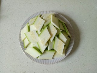 3、番茄炒西葫芦,将西葫芦切成菱形片状