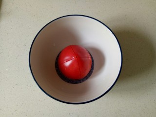 4、番茄炒西葫芦,西红柿顶部切十字刀，放入碗中