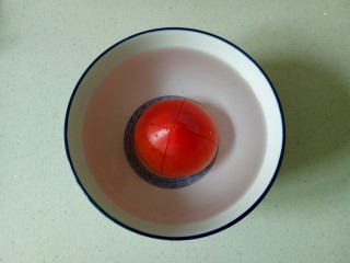 5、番茄炒西葫芦,加入开水烫30秒，去掉西红柿皮